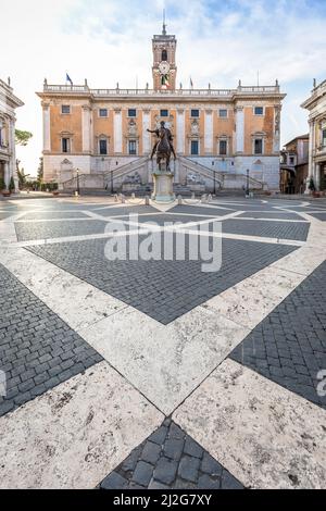 ROM, ITALIEN - CA. AUGUST 2020: Piazza del Capitolium (Piazza del Campidoglio). Von Michelangelo gemacht, ist es die Heimat von Rom (Roma) Rathaus. Sonnenaufgangslicht, Stockfoto