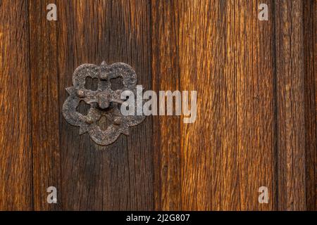 Detail des alten Türgriffs an der Tür der Margaretenkirche Margaretingessex Stockfoto