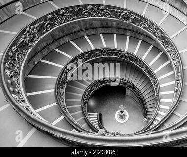 ROM, ITALIEN - CA. SEPTEMBER 2020: Die berühmte Wendeltreppe mit Doppelhelix. Vatikanmuseum, 1932 von Giuseppe Momo gemacht Stockfoto