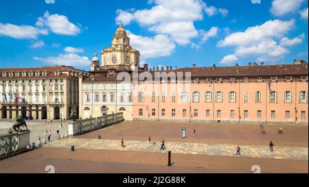 TURIN, ITALIEN - CA. AUGUST 2020: Blick auf die elegante und barocke St.-Lorenz-Kirche in Turin. Erstaunliches natürliches Licht mit blauem Himmel. Stockfoto