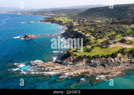 Luftaufnahme mit Blick auf Latchi und die zerklüftete Küste auf der Nordseite der Halbinsel Akamas, Republik Zypern. Stockfoto