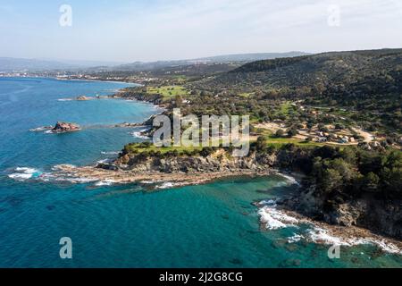 Luftaufnahme mit Blick auf Latchi und die zerklüftete Küste auf der Nordseite der Halbinsel Akamas, Republik Zypern. Stockfoto