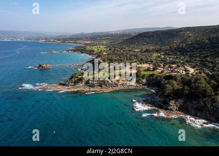 Luftaufnahme mit Blick auf Latchi und die zerklüftete Küste auf der Nordseite der Halbinsel Akamas, Republik Zypern. Stockfoto