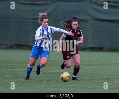 Edinburgh, Großbritannien. 01. April 2022. Monica Harty (Kilmarnock, #8) und Erin Rennie (Hearts, #12) während des Scottish Women's Cup Quarter-Final Matches zwischen Hearts und Kilmarnock in Oriam in Edinburgh, Schottland. Scottish Women's Cup Quarter-Final Alex Todd/SPP Credit: SPP Sport Press Photo. /Alamy Live News Stockfoto