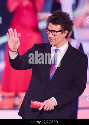 Köln, Deutschland. 01. April 2022. Daniel Hartwich, Moderator, steht in der RTL-Tanzshow „Let's Dance“ im Coloneum. Quelle: Rolf Vennenbernd/dpa/Alamy Live News Stockfoto