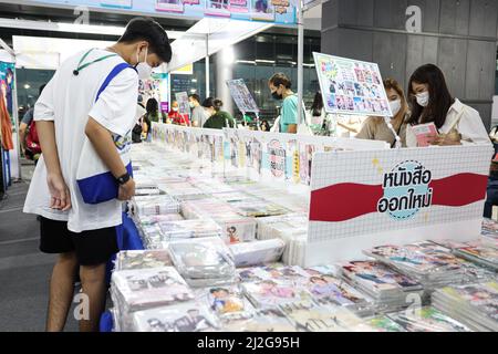 Bangkok, Thailand. 1. April 2022. Die Menschen kaufen Bücher am Abend vor den Feiertagen auf der National Book Fair 50. und der Bangkok International Book Fair 20. 2022, die vom 26. März bis 6. April 2022 im Bang Sue Grand Station, dem größten Bahnhof in Südostasien, stattfinden wird. (Bild: © Adirach Toumlamoon/Pacific Press via ZUMA Press Wire) Stockfoto