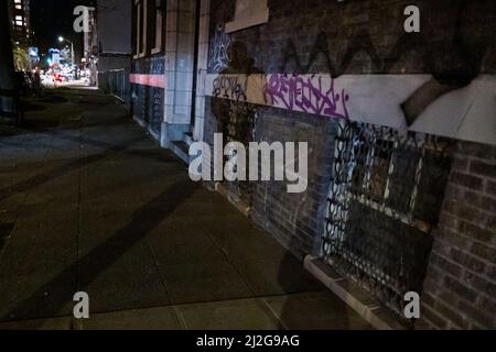 Seattle, USA. 31. März 2022. Schatten auf einem verlassenen Gebäude in Belltown. Stockfoto