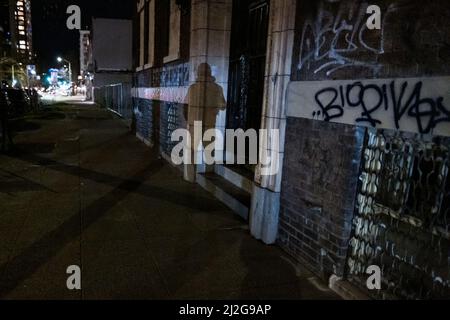 Seattle, USA. 31. März 2022. Schatten auf einem verlassenen Gebäude in Belltown. Stockfoto