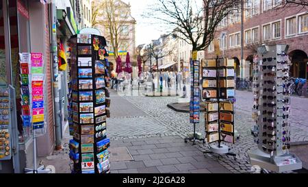 Postkarten- und Souvenirstände im beliebten Touristenviertel der Düsseldorfer Altstadt in Deutschland.