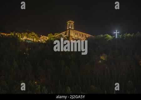 Eine schöne Nachtansicht der Basilica di Sant, erbaut auf dem Gipfel des Monte Ingino, Umbrien, Italien Stockfoto