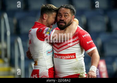 Konrad Hurrell (rechts) von St. Helens feiert den ersten Versuch seiner Seite, das Spiel während des Betfred Super League-Spiels im Headingley Stadium, Leeds, zu spielen. Bilddatum: Freitag, 1. April 2022. Stockfoto