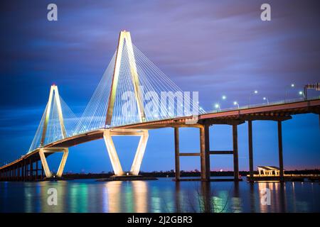 Arthur Ravenel Jr Bridge bei Nacht mit Lichtern gesehen, Charleston South Carolina Stockfoto