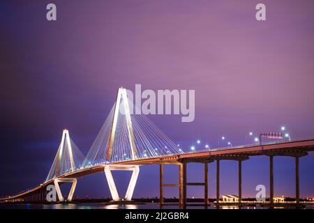 Arthur Ravenel Jr Bridge bei Nacht mit Lichtern gesehen, Charleston South Carolina Stockfoto