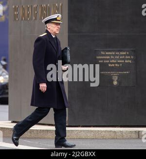 London, England, Großbritannien. 1. April 2022. Der Chef des Verteidigungsstabs Admiral TONY RADAKIN wird in Whitehall zu Fuß gesehen. (Bild: © Tayfun Salci/ZUMA Press Wire) Stockfoto