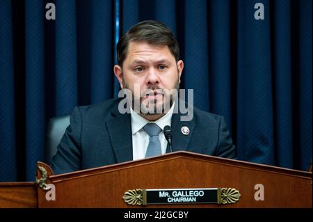 Washington, DC, USA. 1. April 2022. 1. April 2022 - Washington, DC, USA: Der US-Vertreter RUBEN GALLEGO (D-AZ) spricht bei einer Anhörung des Ausschusses für bewaffnete Dienste des Repräsentantenhauses. (Bild: © Michael Brochstein/ZUMA Press Wire) Stockfoto