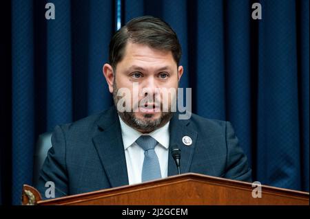 Washington, DC, USA. 1. April 2022. 1. April 2022 - Washington, DC, USA: Der US-Vertreter RUBEN GALLEGO (D-AZ) spricht bei einer Anhörung des Ausschusses für bewaffnete Dienste des Repräsentantenhauses. (Bild: © Michael Brochstein/ZUMA Press Wire) Stockfoto