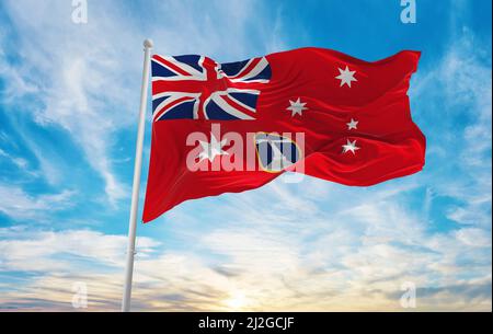 Flagge des Red Ensign of Commonwealth Lighthouse Service, Australien bei bewölktem Himmel im Hintergrund bei Sonnenuntergang, Panoramablick. Australische Reise und patriotische Co Stockfoto