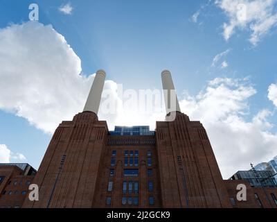 London, Greater London, England, März 12 2022: Fassade des Battersea Power Station. Stockfoto