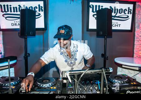 Johannesburg, Südafrika - 11. Dezember 2015: Afrikanischer DJ spielt auf den Decks im Nachtclub Stockfoto