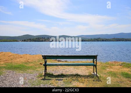 Bank mit Blick auf das Meer in Montenegro Landschaft Stockfoto