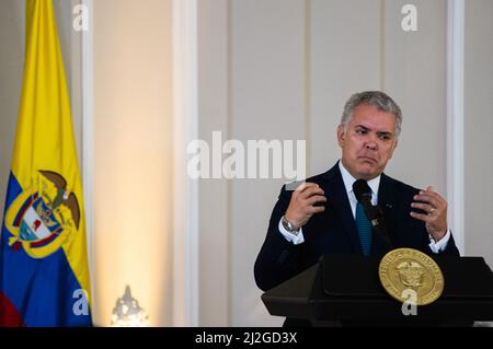 Der kolumbianische Präsident Ivan Duque spricht während der Präsentation über die Entwicklung der Infrastruktur für die Straßeneingänge von Bogota und die zentrale Region Kolumbiens, die von Verkehrsministerin Angela Maria Orozco und der Bürgermeisterin von Bogota, Claudia Lopez, vorgestellt wurde. In Bogota, Kolumbien. 1. April 2022. Foto: Sebastian Barros/Long Visual Press Stockfoto