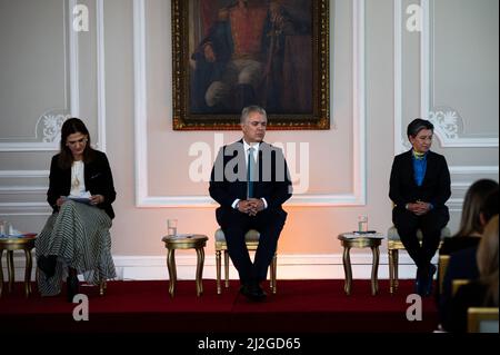 (Von links nach rechts) das kolumbianische Verkehrsministerium Angela Maria Orozco, der kolumbianische Präsident Ivan Duque und die Bürgermeisterin von Bogota, Claudia Lopez, sahen sich während der Präsentation über die Infrastrukturentwicklung für die Straßeneingänge von Bogota und die zentrale Region Kolumbiens an, die von Verkehrsministerin Angela Maria Orozco und der Bürgermeisterin von Bogota, Claudia Lopez, vorgestellt wurde. In Bogota, Kolumbien. 1. April 2022. Foto: Sebastian Barros/Long Visual Press Stockfoto