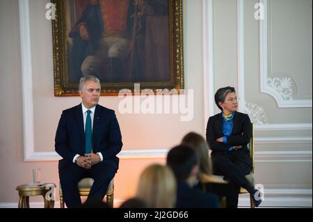 Der kolumbianische Präsident Ivan Duque (links) und der Bürgermeister von Bogota, Claucia Lopez (rechts), während der Präsentation über die Entwicklung der Infrastruktur für die Straßeneingänge von Bogota und die zentrale Region Kolumbiens, vorgestellt von Verkehrsministerin Angela Maria Orozco und der Bürgermeisterin von Bogota, Claudia Lopez. In Bogota, Kolumbien. 1. April 2022. Foto: Sebastian Barros/Long Visual Press Stockfoto