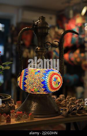 Traditioneller orientalischer Krug mit Mosaik im Souvenirladen Stockfoto