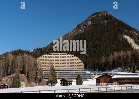 Davos, Schweiz, 23. März 2022 Fassade des modernen Hotels Alpengold an einem sonnigen Tag Stockfoto