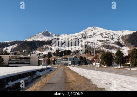 Davos, Schweiz, 23. März 2022 Blick über die schneebedeckte Winterlandschaft und die majestätischen alpen an einem sonnigen Tag Stockfoto