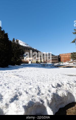 Davos, Schweiz, 23. März 2022 Kongressgebäude in einer schneebedeckten Landschaft an einem sonnigen Tag Stockfoto