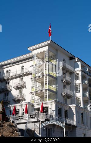 Davos, Schweiz, 23. März 2022 Fassade des beliebten Hotels Belvedere in der Innenstadt an einem sonnigen Tag Stockfoto