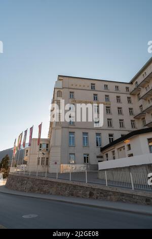 Davos, Schweiz, 23. März 2022 Fassade des beliebten Hotels Belvedere in der Innenstadt an einem sonnigen Tag Stockfoto