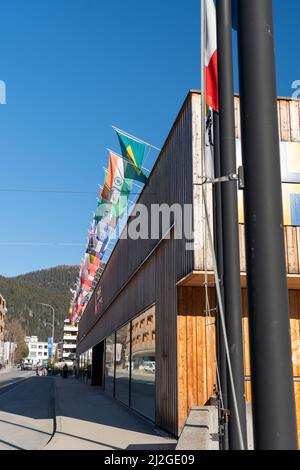 Davos, Schweiz, 23. März 2022 Fassade des Kongresszentrums in der Stadt an einem sonnigen Tag Stockfoto