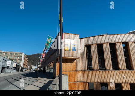 Davos, Schweiz, 23. März 2022 Fassade des Kongresszentrums in der Stadt an einem sonnigen Tag Stockfoto