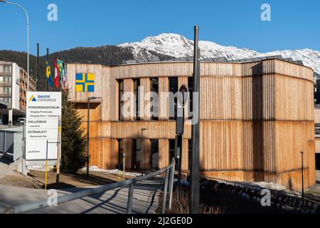 Davos, Schweiz, 23. März 2022 Fassade des Kongresszentrums in der Stadt an einem sonnigen Tag Stockfoto