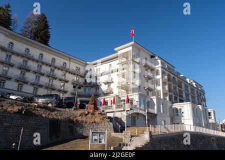 Davos, Schweiz, 23. März 2022 Fassade des beliebten Hotels Belvedere in der Innenstadt an einem sonnigen Tag Stockfoto