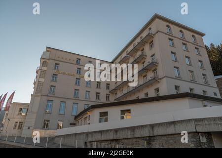 Davos, Schweiz, 23. März 2022 Fassade des beliebten Hotels Belvedere in der Innenstadt an einem sonnigen Tag Stockfoto