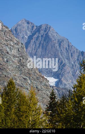 Die Gipfel und Gletscher der Bernina-Gruppe: Einer der Berge der Alpen, der 4000 Meter überschreitet, in der Nähe des Dorfes Chiesa in Valmalenco Stockfoto