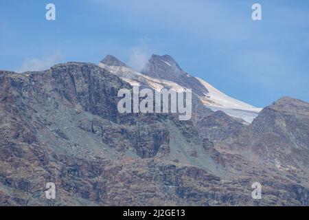 Die Gipfel und Gletscher der Bernina-Gruppe: Einer der Berge der Alpen, der 4000 Meter überschreitet, in der Nähe des Dorfes Chiesa in Valmalenco Stockfoto