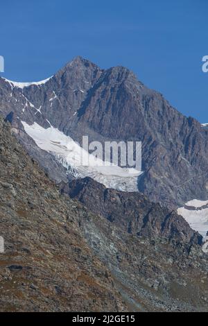 Die Gipfel und Gletscher der Bernina-Gruppe: Einer der Berge der Alpen, der 4000 Meter überschreitet, in der Nähe des Dorfes Chiesa in Valmalenco Stockfoto