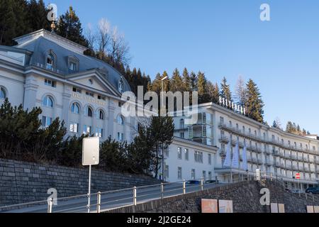 Davos, Schweiz, 23. März 2022 Fassade des beliebten Hotels Belvedere in der Innenstadt an einem sonnigen Tag Stockfoto