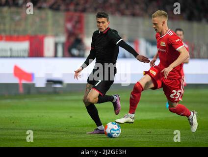 1. April 2022: Timo Baumgartl von der Union Berlin kämpft mit Dejan Ljubicic vom FC Köln während des FC Union Berlin gegen den FC Köln, an der Alten FÃ¶rsterei, Berlin, Deutschland. Kim Price/CSM. Stockfoto