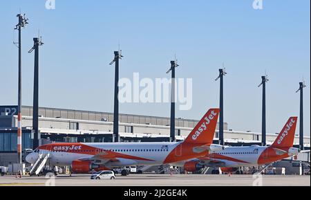 28. März 2022, Brandenburg, Schönefeld: Passagierflugzeug der Airline Easyjet am Hauptstadtflughafen Berlin-Brandenburg (BER). EasyJet ist eine britische Airline und Teil der easyGroup. Foto: Patrick Pleul/dpa-Zentralbild/ZB Stockfoto