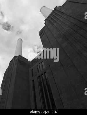 London, Greater London, England, März 12 2022: Battersea Power Station in Monochrom. Stockfoto