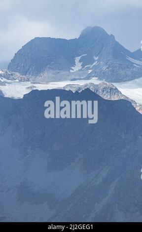 Die Gipfel und Gletscher der Bernina-Gruppe: Einer der Berge der Alpen, der 4000 Meter überschreitet, in der Nähe des Dorfes Chiesa in Valmalenco Stockfoto