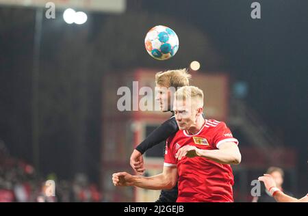 1. April 2022: Timo Baumgartl von der Union Berlin kämpft mit Sebastian Andersson vom FC Köln während des FC Union Berlin gegen den FC Köln, an der Alten FÃ¶rsterei, Berlin, Deutschland. Kim Price/CSM. Stockfoto