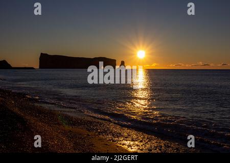 Sonnenuntergang auf dem Rocher Perce-Felsen auf der Gaspe Peninsula, Quebec, Region Gaspesie, Kanada. Berühmtes Wahrzeichen im Wasser des Golfes von St. Lawrence. Stockfoto