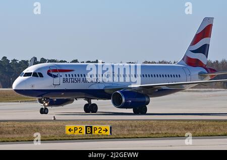 28. März 2022, Brandenburg, Schönefeld: Ein Passagierflugzeug von British Airways am Flughafen BER der Hauptstadt. British Airways ist die nationale Fluggesellschaft des Vereinigten Königreichs mit Hauptsitz in London und Sitz am Flughafen London Heathrow. Foto: Patrick Pleul/dpa-Zentralbild/ZB Stockfoto