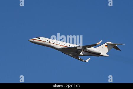 28. März 2022, Brandenburg, Schönefeld: Bombardier BD-700 Global-Express mit Flugzeugzulassung 14 06 startet vom Flughafen BER der Hauptstadt. Foto: Patrick Pleul/dpa-Zentralbild/ZB Stockfoto